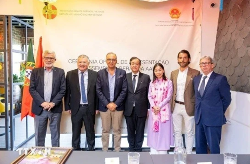 Le chargé d'affaires de l'ambassade du Vietnam à Lisbonne, Nguyen Manh Thang (2e, gauche), et des membres de l'Association d'amitié Pologne - Vietnam. Photo : VNA.
