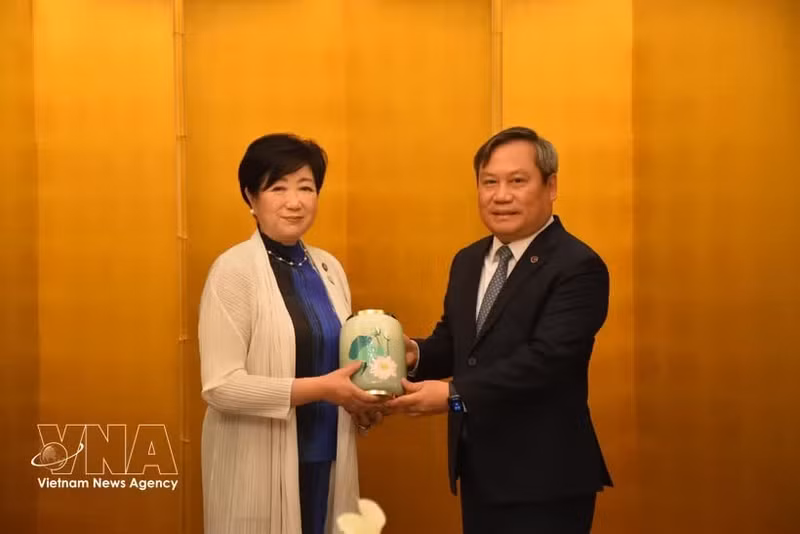 Le président du Comité populaire municipal de Hanoï, Vu Dai Thang et la gouverneure de Tokyo, Koike Yuriko. Photo : VNA.