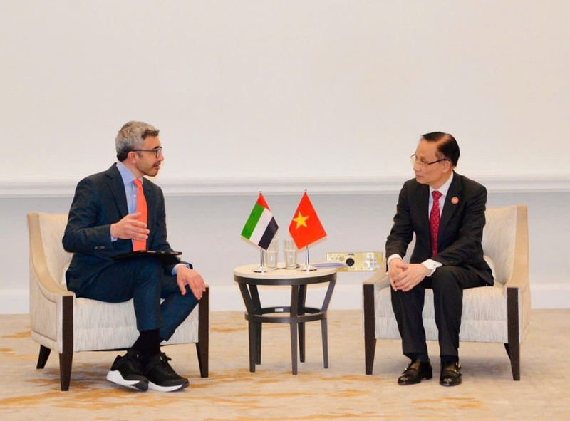 Le ministre vietnamien des Affaires étrangères, Lê Hoài Trung (à droite) avec le vice-Premier ministre et ministre des Affaires étrangères des Émirats arabes unis, Abdullah bin Zayed Al Nahyan. Photo : VNA.