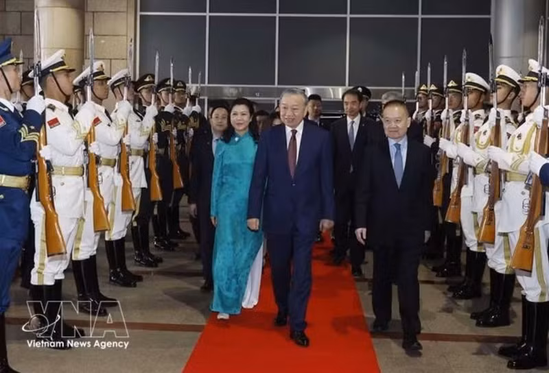 Le secrétaire général du PCV et président vietnamien, To Lam, et son épouse, à la gare de Pékin-Ouest. Photo : VNA