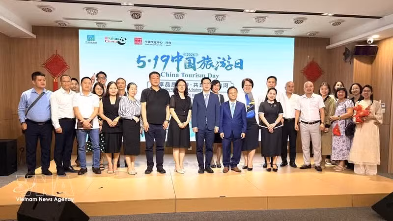 Des représentants des unités participantes au programme d'échange et de partage organisé à l'occasion de la Journée du tourisme chinois, le 19 mai, posent pour une photo souvenir. Photo : VNA.