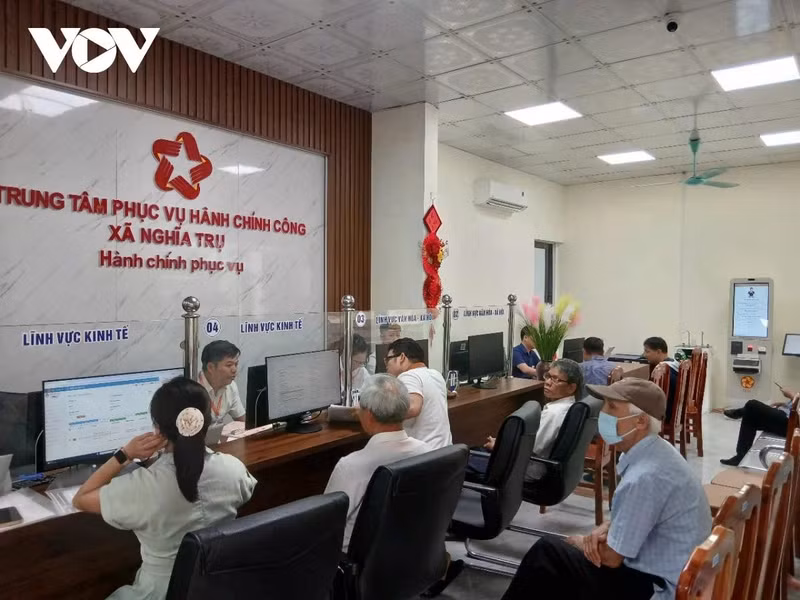 Le centre de services administratifs publics de la commune de Nghia Tru a mis en service le système de bornes interactives TC AI et le dispositif de recherche par chatbot TC AI. Photo: VOV