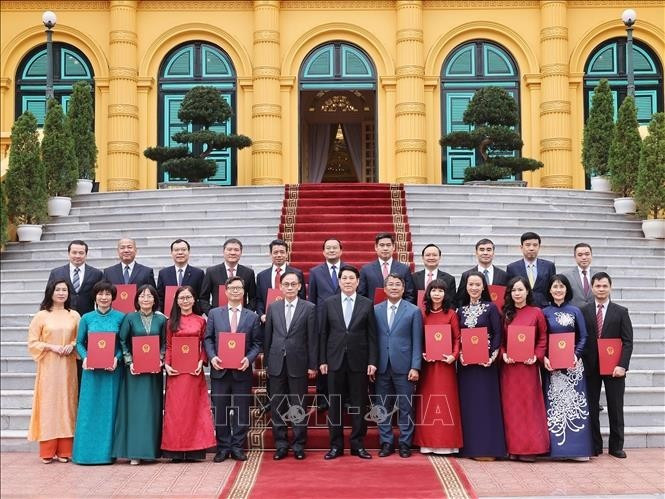 Le président de la République Luong Cuong et de nouveaux ambassadeurs à l'étranger. Photo : VNA.