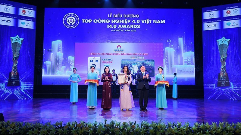 Des entreprises technologiques sont récompensées lors de la quatrième cérémonie des Vietnam Industry 4.0 Top Awards. Photo : nhandan.vn
