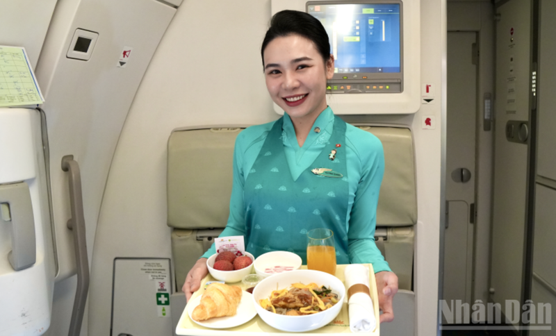 Le litchi « trứng » (litchi « œuf »), produit agricole d'excellence de Hung Yen, à bord de vols Vietnam Airlines. Photo: NDEL