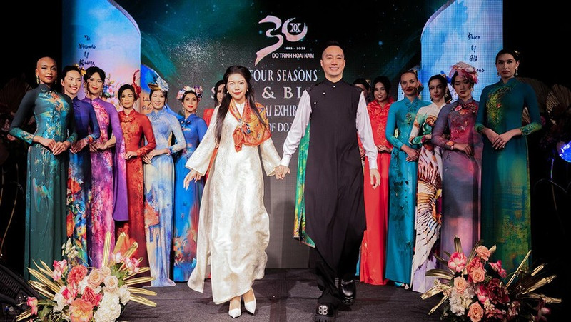 Le styliste Do Trinh Hoai Nam et les manequins. Photo: NDEL