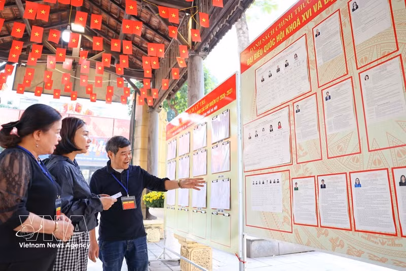 Au bureau de vote n° 5, situé au lycée Trung Vuong (quartier de Cua Nam), tous les préparatifs sont terminés pour accueillir les électeurs. Photo : VNA.