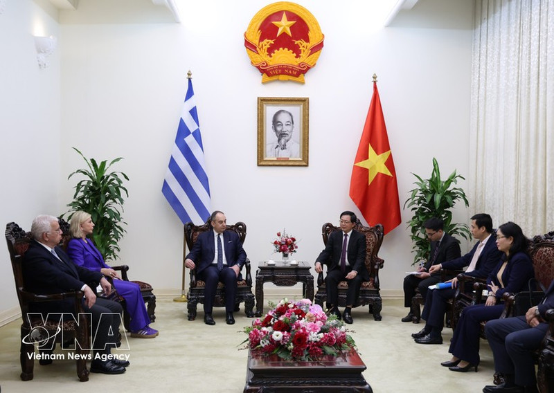 Le vice-Premier ministre Ho Quoc Dung (droite) reçoit le premier vice-président du Parlement hellénique, Ioannis Plakiotakis. Photo: VNA