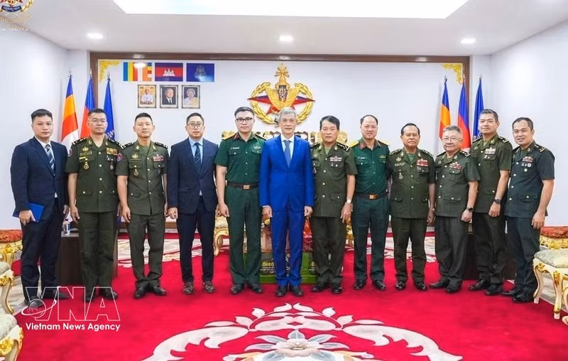 L'ambassadeur Nguyen Minh Vu est allé adresser ses vœux au Commandement général des Forces armées royales cambodgiennes, à l’occasion du Nouvel An traditionnel Chol Chnam Thmey 2026. Photo: VNA