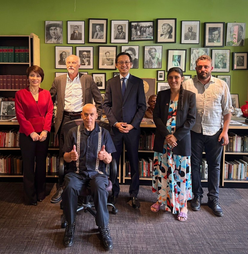 L'ambassadeur Do Hung Viet (au centre) et des communistes américains. Photo : VNA.