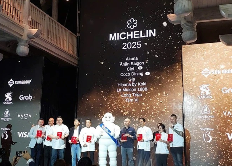 Les représentants de 9 restaurants avec une étoile Michelin reçoivent le prix. Photo : VNA,