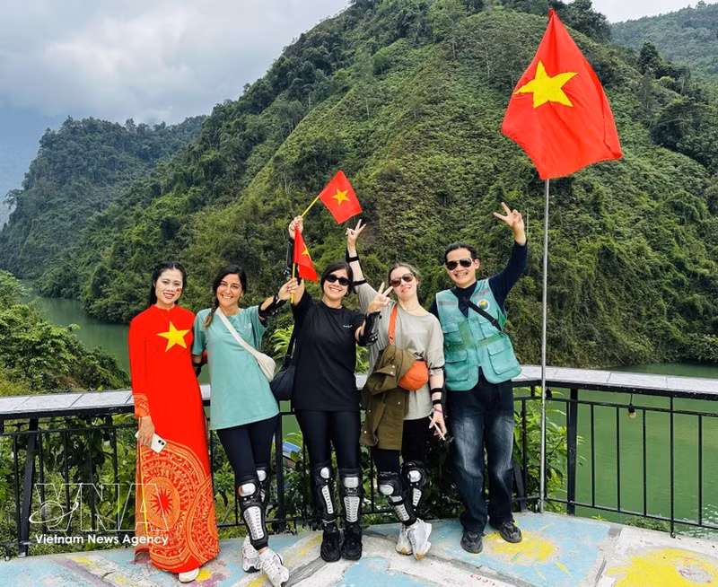 Le pays a accueilli près de 2,1 millions de visiteurs étrangers rien qu'en mars 2026. Photo : VNA.