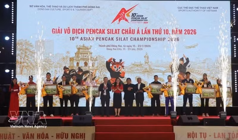 Représentants des pays et territoires participant au Championnat asiatique de Pencak Silat. (Photo : VNA)