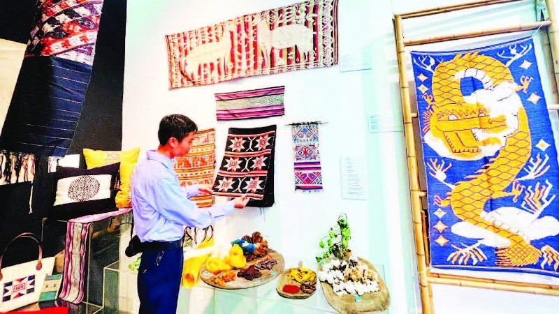 Les produits en brocart créés à partir de la technique de tissage « Tam Huc Man » dé Thais du village de Hoa Tien (Nghe An), que l'on croyait éteinte, sont largement diffusés grâce au soutien du British Council. Photo: NDEL