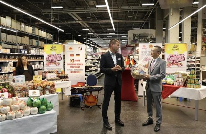 L'ambassadeur Vu Quang Minh (à droite) remercie Marco Berger, PDG de Selgros Lichtenberg, d'avoir créé les conditions permettant aux produits agricoles vietnamiens de se rapprocher des clients allemands. Photo : VNA