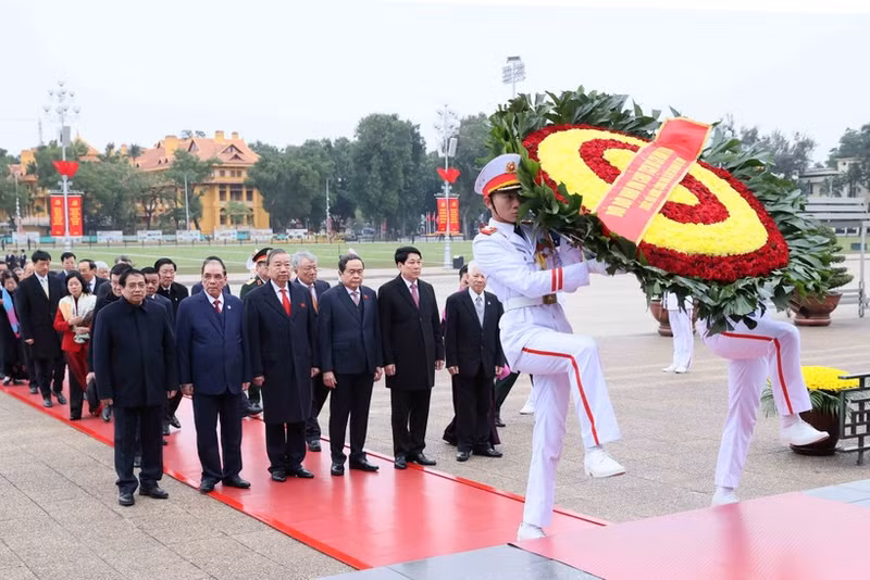 La délégation de dirigeants du Parti et de l’État, ainsi que de représentants des différentes générations de députés de l’Assemblée nationale, rendent hommage au Président Ho Chi Minh en son mausolée. Photo: VNA