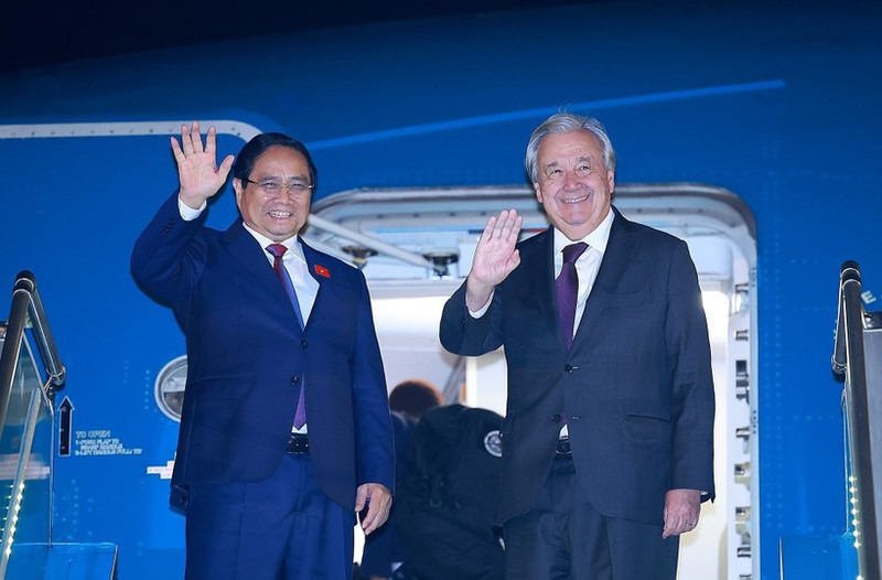 Le Premier ministre vietnamien Pham Minh Chinh (gauche) et le secrétaire général de l'ONU, António Guterres, quittent Hanoï pour la Malaisie. Photo : VNA.