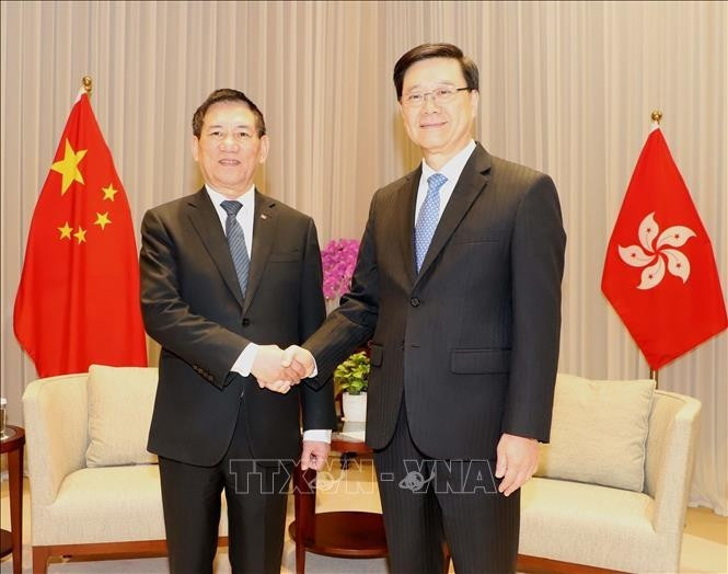 Le vice-Premier ministre vietnamien Ho Duc Phoc (à gauche) et le chef de l’exécutif de la Région administrative spéciale (RAS) de Hong Kong (Chine), John Lee Ka-chiu. Photo : VNA.