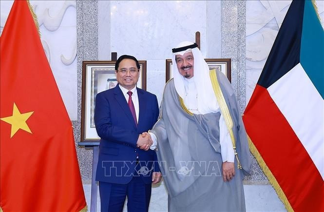 Le Premier ministre Pham Minh Chinh (à gauche) et son homologue koweïtien, Cheikh Ahmad Al-Abdullah Al-Sabah. Photo : VNA.