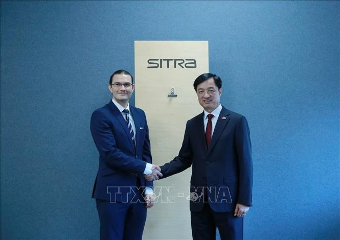 Nguyen Duy Ngoc (à droite), membre du Politburo, président de la Commission de contrôle du du Comité central du Parti lors de sa visite du Fonds finlandais pour l’innovation SITRA. Photo : VNA