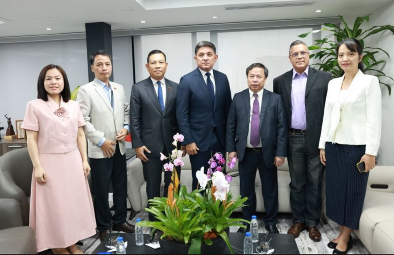 Le vice-président vénézuélien Jorge Márquez (debout au milieu) et l'ambassadeur du Vietnam au Venezuela Vu Trung My (troisième à gauche) prennent une photo avec la délégation du ministère vietnamien de l'Agriculture et de l'Environnement. Photo : Ambassade du Vietnam au Venezuela