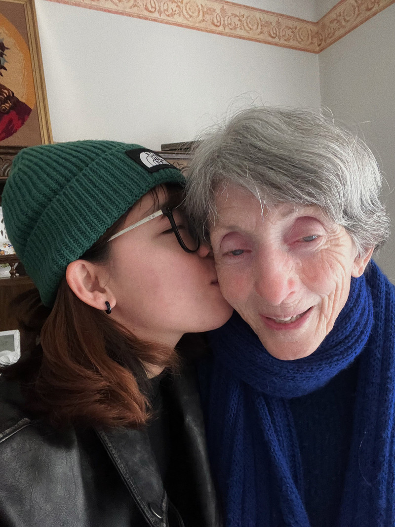 Un moment touchant de Trang avec sa « grand-mère ». Photo : vietnamnet.vn