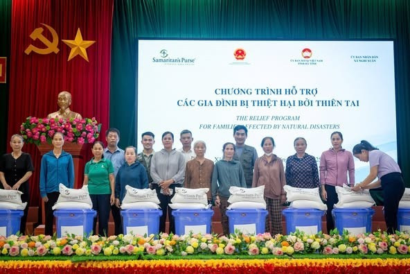 Don aux familles de la commune de Nghi Xuan, province de Ha Tinh, touchées par des catastrophes naturelles, le 6 octobre 2025. Photo : Département de la gestion des digues et de la prévention et du contrôle des catastrophes naturelles