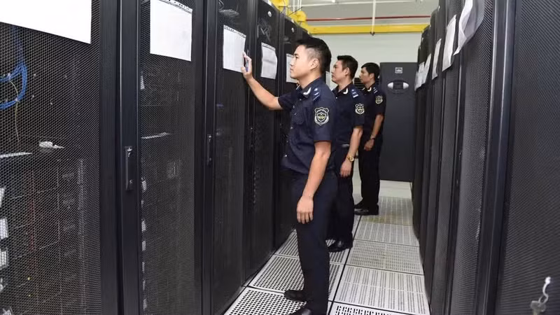 Les agents des douanes gèrent le système automatisé de dédouanement. Photo: NDEL