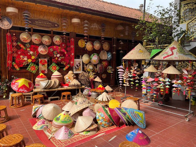 Un espace rempli de chapeaux coniques – des plus rustiques et originaux aux plus éclatants et colorés – évoquant l'âme de l'artisanat traditionnel vietnamien. Photo : Ngoc Mai.