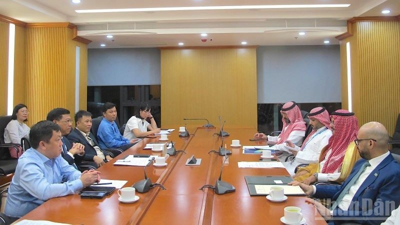 Le vice-ministre de la Construction, Nguyen Xuan Sang, reçoit Musa bin Ahmed Al-Barqi, vice-ministre des Transports et des Services logistiques de l'Arabie Saoudite. Photo: NDEL