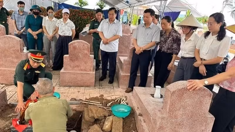 Dans chaque localité, l'exhumation et le prélèvement d'échantillons sont exécutés selon un protocole rigoureux. Photo: NDEL