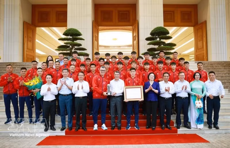 Le Premier ministre Lê Minh Hung et l’équipe nationale U17. Photo : VNA.