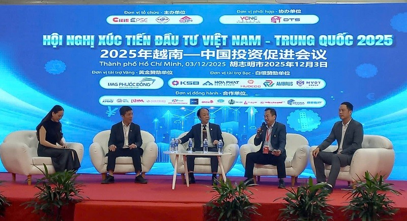 Des intervenants discutent de solutions pour attirer les investisseurs chinois dans les secteurs de haute technologie au Vietnam. - Photo : baodautu