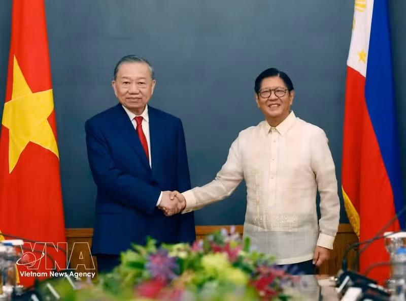 Le secrétaire général du Parti communiste du Vietnam (PCV) et président vietnamien, To Lam, et le président philippin, Ferdinand Romualdez Marcos Jr. Photo : VNA.