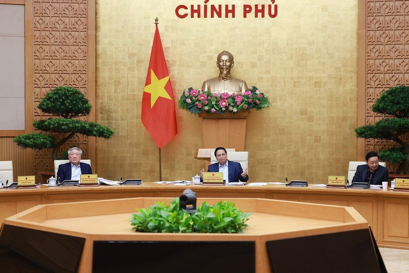 Le Premier ministre Pham Minh Chinh préside la réunion thématique du gouvernement sur les huit décrets guidant la mise en œuvre de la Résolution n° 222/2025/QH15 de l'Assemblée nationale. Photo: VNA