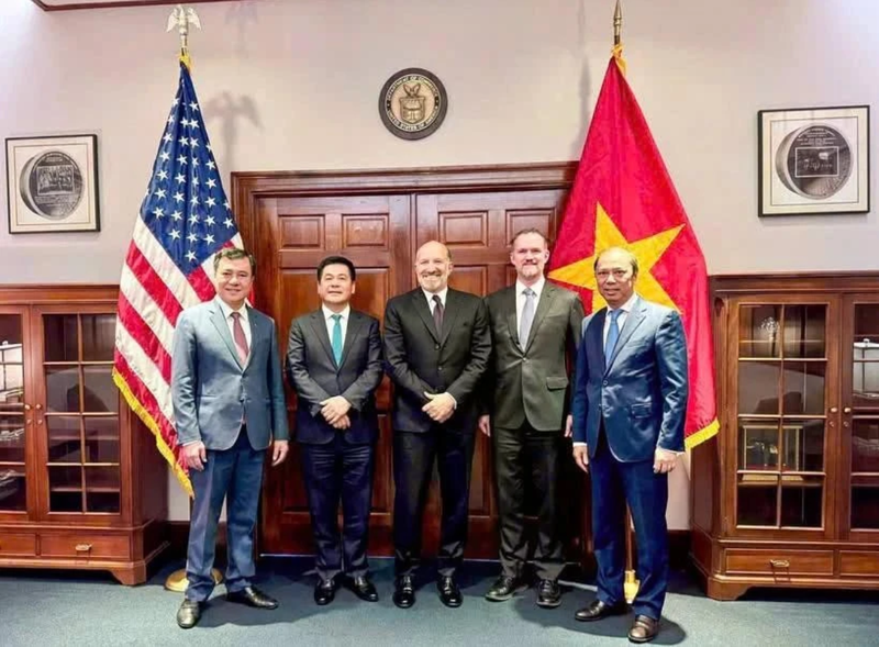 Le ministre vietnamien de l’Industrie et du Commerce, Nguyên Hông Diên (deuxième à partir de la gauche), participe à une séance de négociation avec le secrétaire américain au Commerce, Howard Lutnick, et l’ambassadeur Jamieson Greer, représentant américain au Commerce, à Washington, le 12 juin. Photo : VNA
