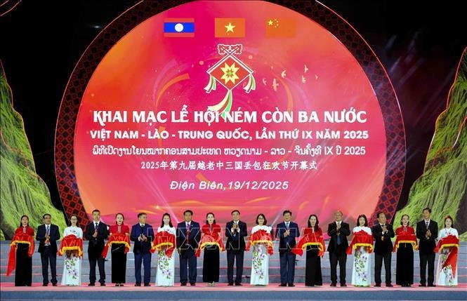 Lors de l'ouverture du 9ᵉ Festival de lancer de “còn” (balles de tissu) réunissant le Vietnam, le Laos et la Chine, placé sous le thème : « Solidarité, amitié – Attachement frontalier – Développement commun ». Photo : VNA.