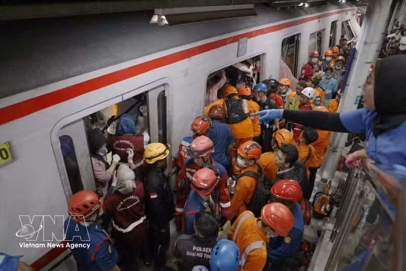 Des secouristes à l’œuvre sur les lieux de l’accident ferroviaire à Bekasi (Indonésie), dans la nuit du 27 avril 2026. Photo : Xinhua/VNA.