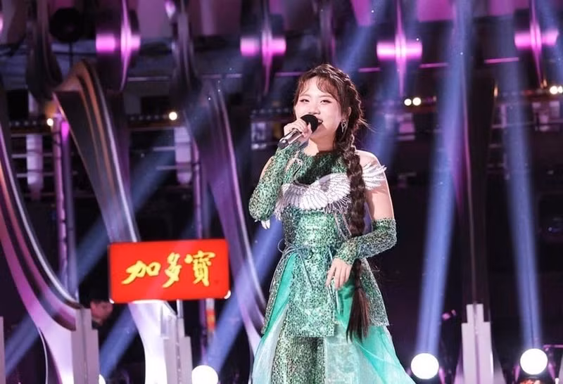 La chanteuse Phuong My Chi se produit sur la scène de Sing!Asia. Photo : hanoimoi.com