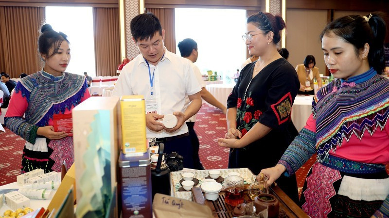 Les délégués visitent le stand d’exposition des produits à base de poivre des établissements industriels ruraux. Photo: NDEL