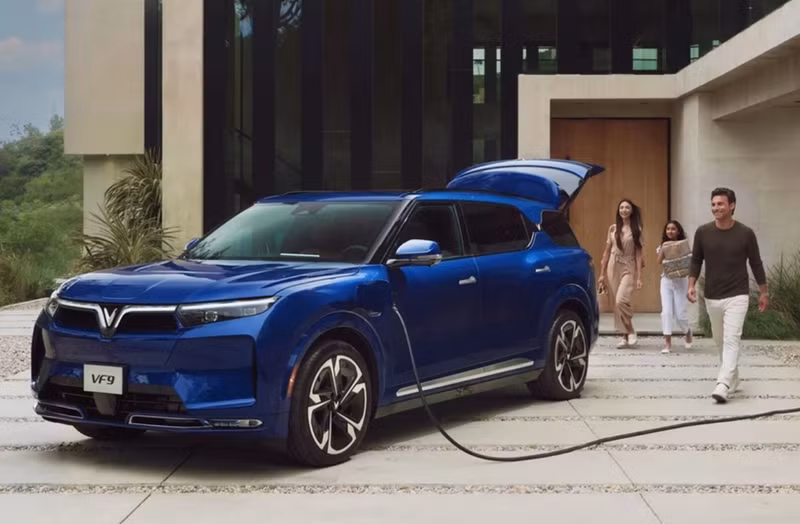 Depuis son arrivée sur le marché indonésien il y a plus d’un an, VinFast a lancé une gamme diversifiée de véhicules électriques, notamment les modèles VF 3, VF 5, VF 6 et VF e34. Photo : VNA.