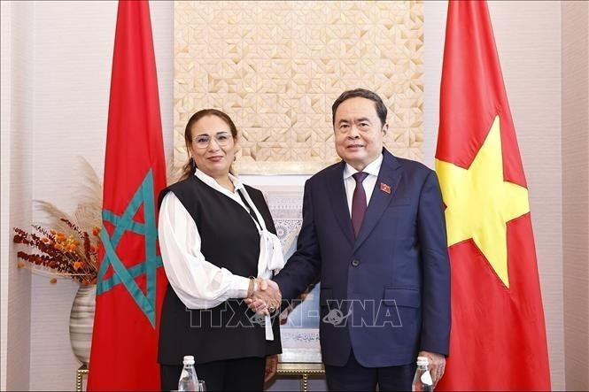Le président de l’Assemblée nationale du Vietnam, Tran Thanh Man serre la main de la présidente du Groupe d’amitié parlementaire Maroc-Vietnam, Lubna Srhiri. Photo : VNA.