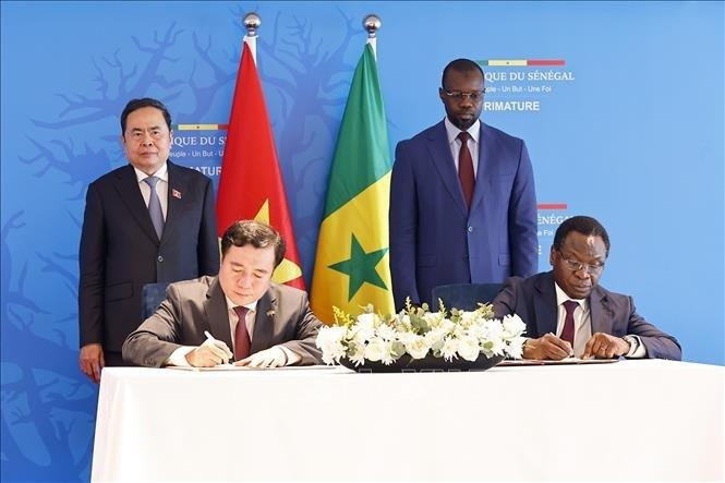 Le président de l'Assemblée nationale du Vietnam, Tran Thanh Man, et le Premier ministre sénégalais, Ousmane Sonko, assistent à la signature d'un protocole d'accord sur le commerce du riz entre le ministère vietnamien de l'Industrie et du Commerce et le ministère sénégalais de l'Industrie et du Commerce. Photo : VNA