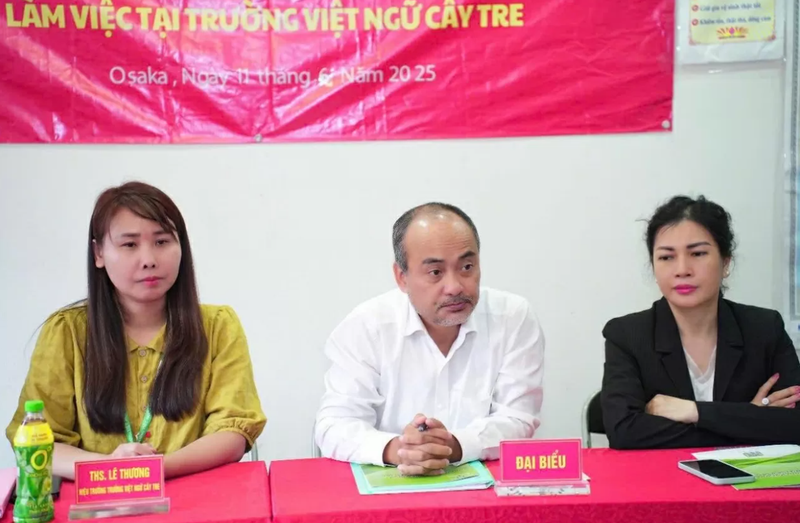 Nguyen Trung Kien, chef du Comité d'État chargé des Vietnamiens résidant à l'étranger, travaille avec les responsables de l'École de langue vietnamienne Cay Tre. Photo : baoquocte