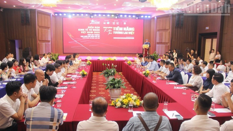 Lors du le Forum économique du secteur privé vietnamien 2025 pour le cluster montagneux du Nord-Est. Photo: NDEL