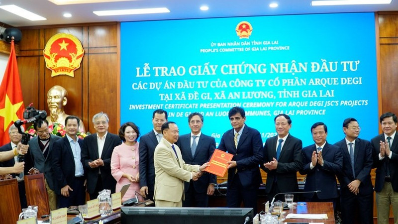 Le Comité populaire provincial de Gia Lai a remis ce vendredi les certificats d’investissement à trois méga-projets portés par la société Arque Degi, pour un montant total de plus de 8.554 milliards de dôngs.