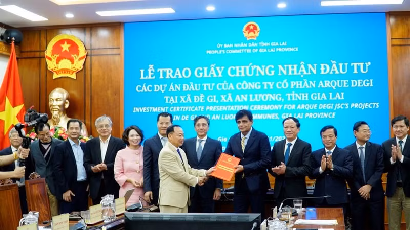 Le Comité populaire provincial de Gia Lai a remis ce vendredi les certificats d’investissement à trois méga-projets portés par la société Arque Degi, pour un montant total de plus de 8.554 milliards de dôngs.