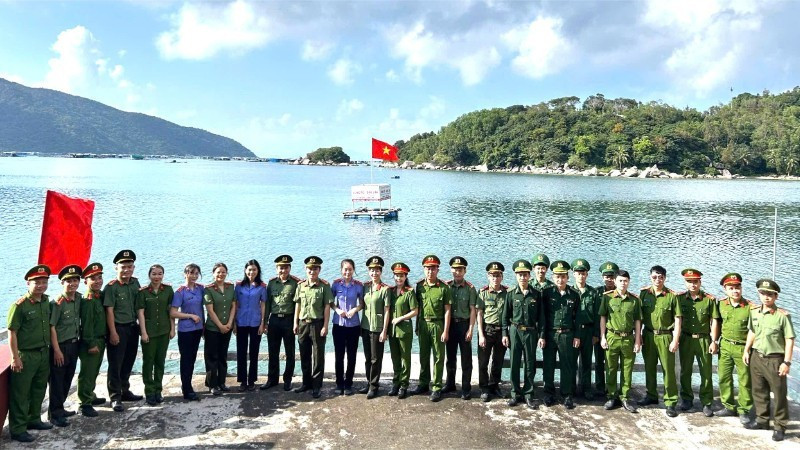 Les délégués venus d’organes différents participent au programme de visite du site historique du monument du « Navire sans numéro de Vung Ro ».