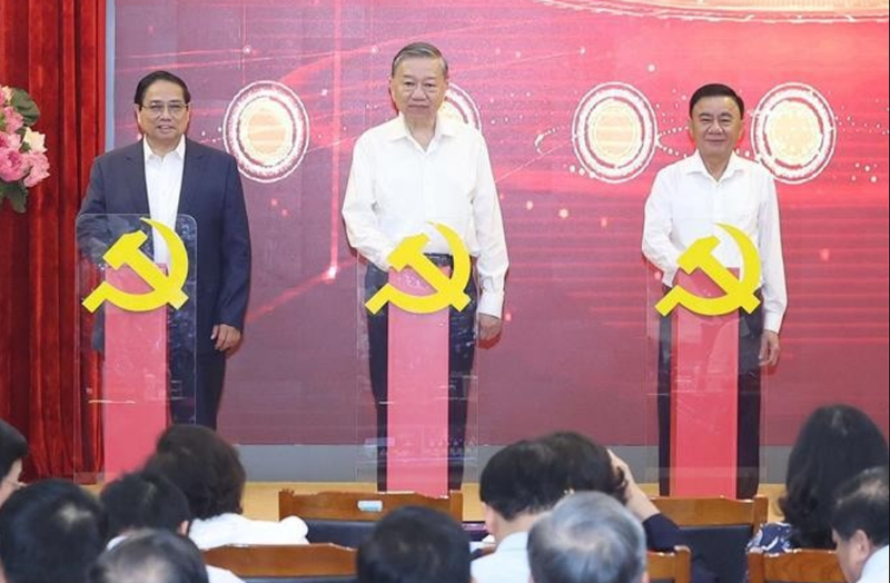 Le secrétaire général du Parti, To Lam (au milieu), le Premier ministre Pham Minh Chinh (à gauche) et le permanent du Secrétariat, Tran Cam Tu (à droite), activent trois plateformes numériques. Photo : VNA.
