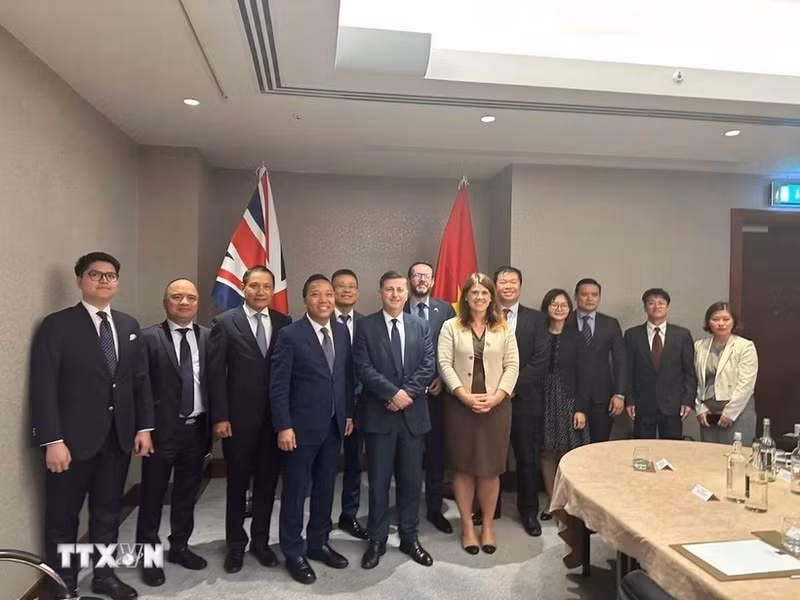 Le vice-ministre Nguyên Hoàng Long, le ministre d’État Douglas Alexander et des représentants des ministères et des ambassades des deux pays posent pour une photo de groupe lors de la 14e réunion du JETCO. Photo : VNA